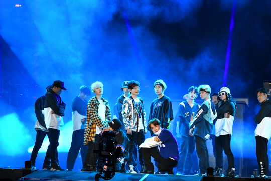 В 2016 году во время шоу KBS «Фестиваль песни KBS» в конце года BTS удостоили Seo Taiji и Boys, исполняющих свою песню «Class Idea», с толпой танцоров